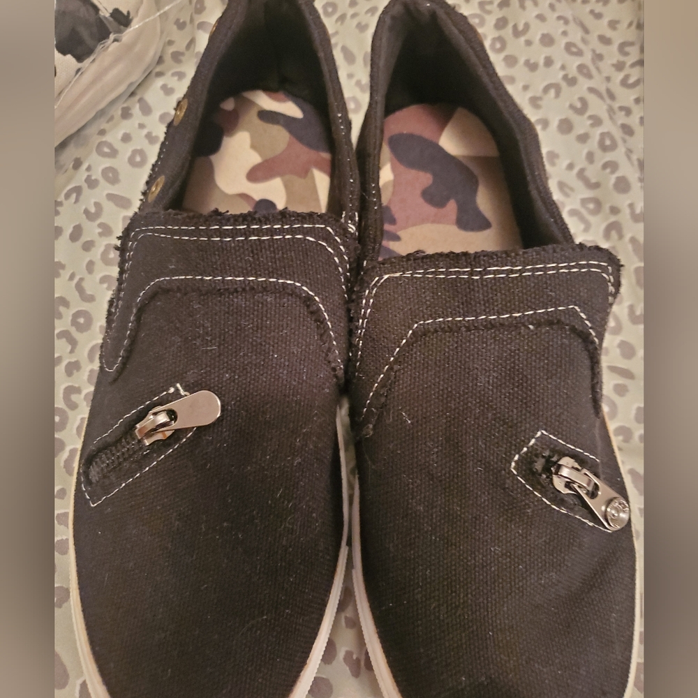 Womens size 9 slip on shoes